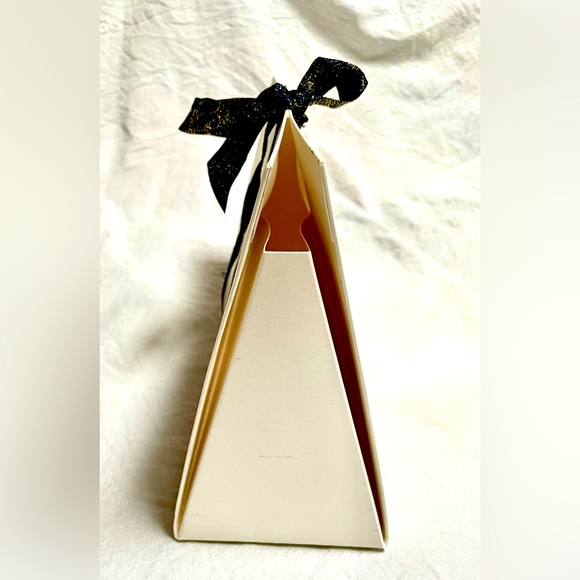 CHANEL Limited Edition Novelty foldable Gift bag/box off white/cream size9x6 NEW - Picture 6 of 10